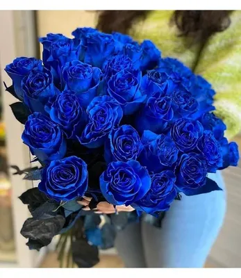 Изображение с большим букетом синих роз