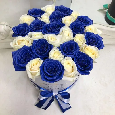 Изображение большого букета синих роз - фотография