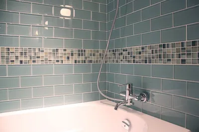 2) Красивый бордюр из мозаики для ванной комнаты