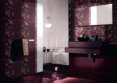 Вдохновение для дизайна ванной комнаты: бордовая плитка в фокусе