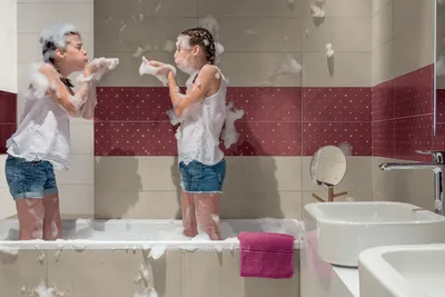 Стильные ванные комнаты с использованием бордовой плитки: фото и идеи