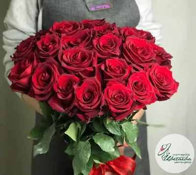 Букет бордовых роз на картинке