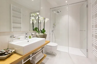 Ванная комната: фото с эффектным освещением бра и подсветкой