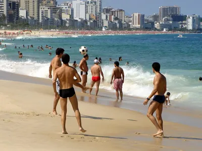Новые изображения Бразильянки на пляже в формате JPG, PNG, WebP