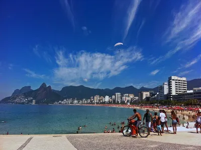 Бразильянки на пляже: красота и энергия природы