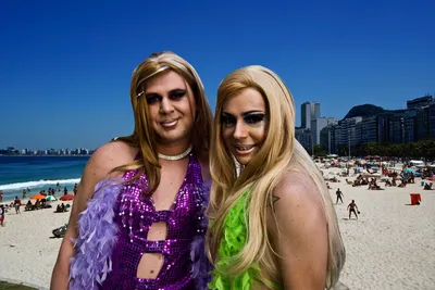 Фото бразильских девушек на пляже в формате JPG для скачивания