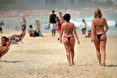 Фото бразильских девушек на пляже в формате WebP для скачивания