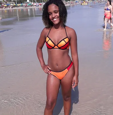 Изображения бразильских девушек на пляже в PNG формате