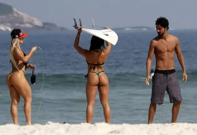 Фото бразильских девушек на пляже: море и волны