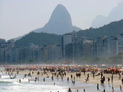 Очарование бразильских девушек на пляже в одном кадре