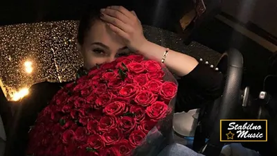 Брюнетки с розами: фото и картинки для вашего выбора