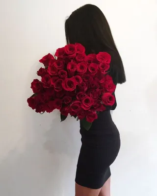 Удивительные брюнетки, окруженные розами