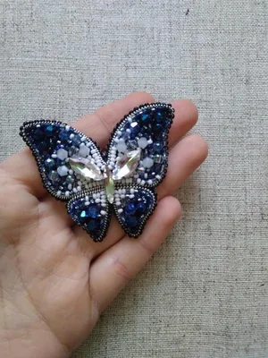 Фото броши - Бисерная бабочка на черном фоне
