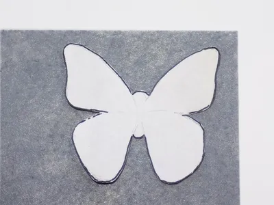 Фото - Брошь из бисера бабочка на белом фоне