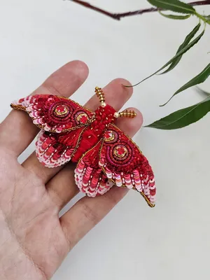 Брошь из бисера бабочка - Реалистическая фотография