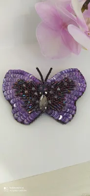 Фото броши - Бисерная бабочка на белом фоне