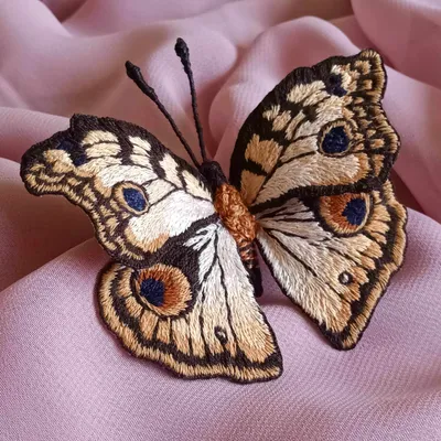 Брошь из бисера бабочка - Фотография высокого качества