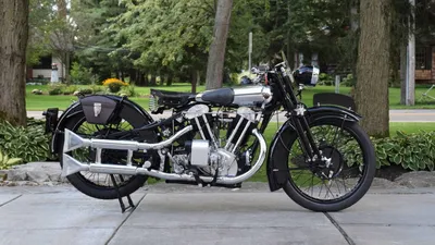 Импозантное изображение Brough Superior SS100 в формате webp