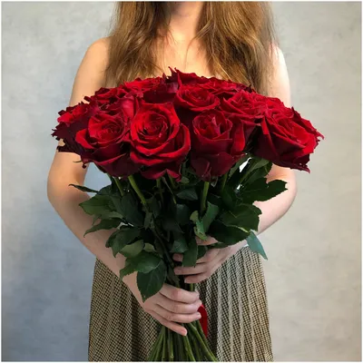 Фото букета 30 роз с элегантной композицией