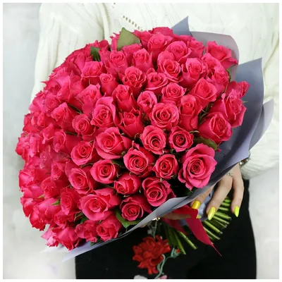 Букет 30 роз, украшенный зеленью и цветами