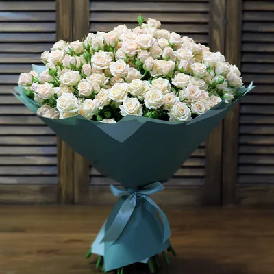 Букет 30 роз в оригинальной флористической композиции