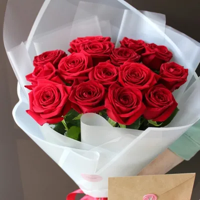 Фотка букета 30 роз, выполненная в стиле монохрома
