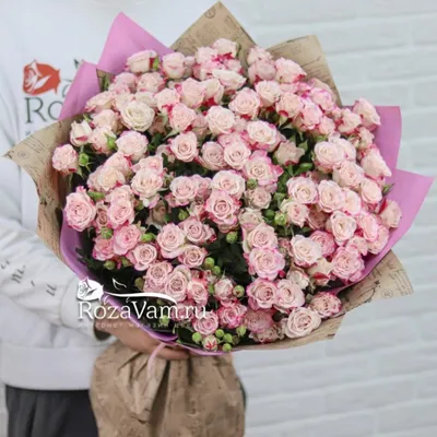 Букет 30 роз с яркими цветочными акцентами.