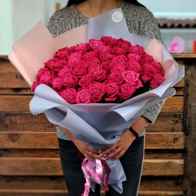 Фото букета с 55 прекрасными розами