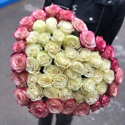 Фото красивого букета с 55 розами