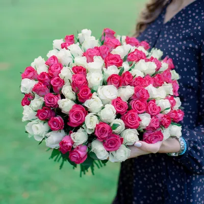 Фотография роскошного букета из 101 розы 40 см: выберите формат
