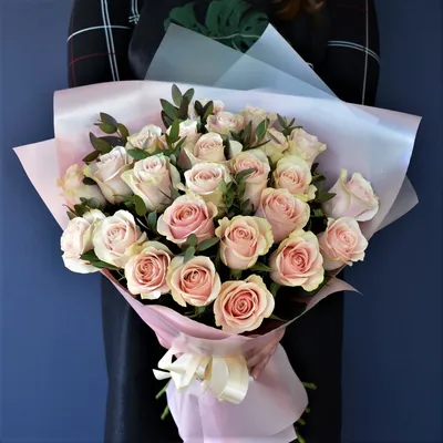 Изумительное изображение розового букета из 33 роз