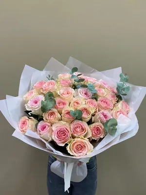 Очаровательная фотография розового букета из 33 роз