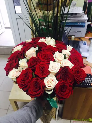 Фотка, демонстрирующая роскошь букета из 45 роз для скачивания