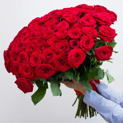 Букет из 70 роз: захватывающий образ роскоши