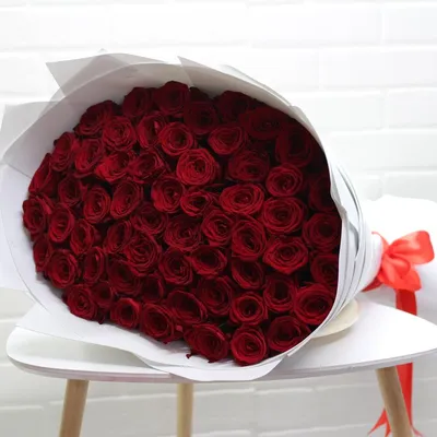Фото букета из 70 роз для подлинных ценителей красоты