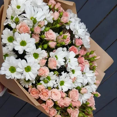 Фото букета из мелких роз с яркими цветами