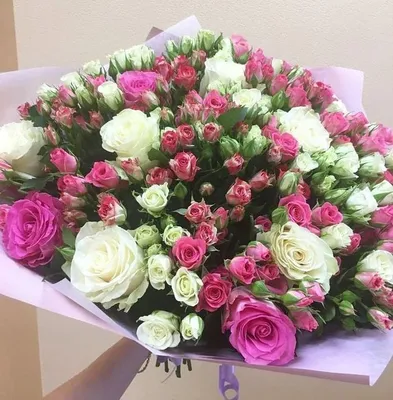 Фото букета мелких роз с розовыми и белыми цветами