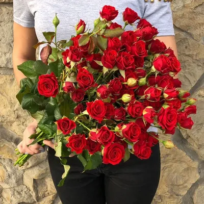 Фото букета мелких роз с яркими и насыщенными цветами