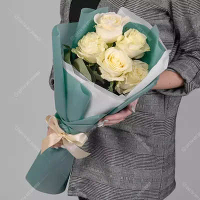 Фотография букета из пяти ароматных роз