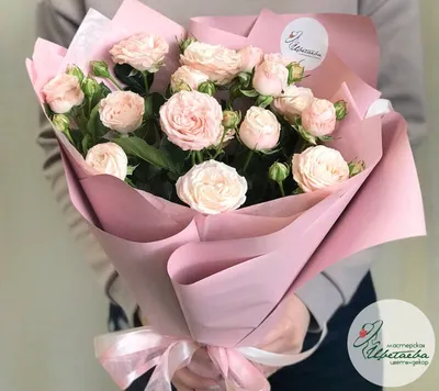 Букет из пяти ароматных роз на фоне розовых лепестков в png формате