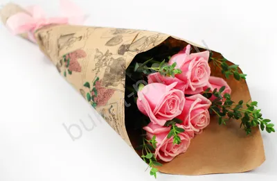 Фотка букета из пяти роз с эффектом глубины резкости в webp формате