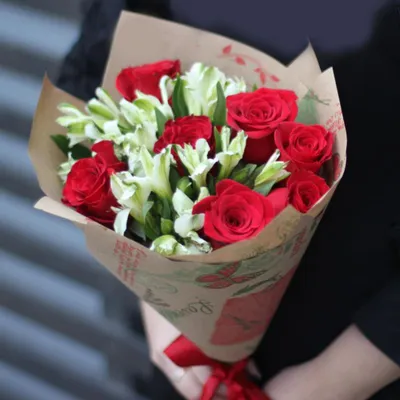 Привлекательный букет из роз и альстромерий в формате webp