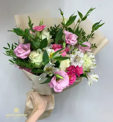 Фотография с чудесным букетом из роз и альстромерий