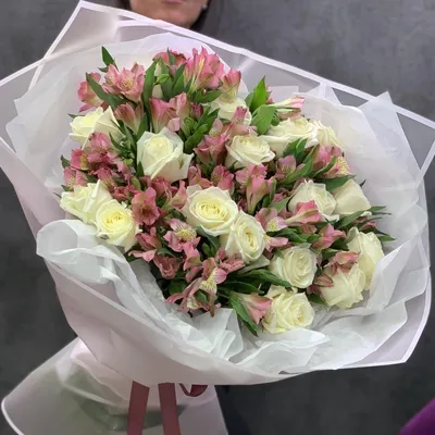 Фотография с великолепным букетом из роз и альстромерий