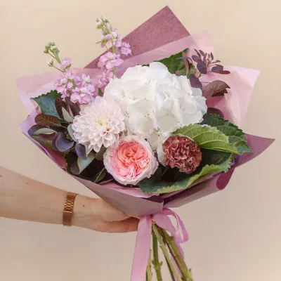 Удивительное фото букета из роз и астр в webp формате
