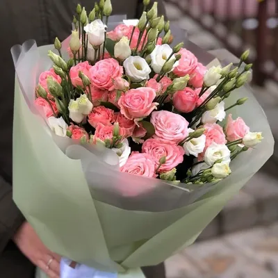 Фото роскошного букета из роз и эустомы