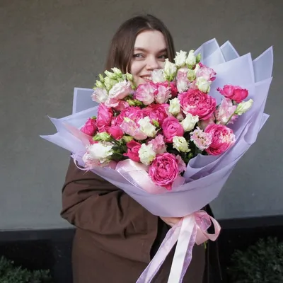 Фотография стильного букета роз и эустомы