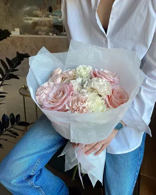 Фотка роскошного и оригинального букета из роз и гвоздик