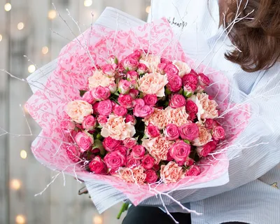Фотография нежного и романтического букета из роз и гвоздик