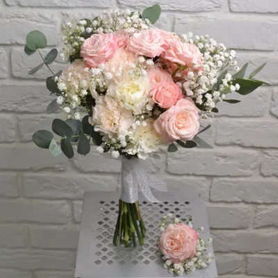 Прекрасный букет из роз и гвоздик в формате webp для использования на сайтах